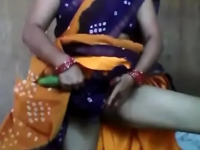 Indian lady is aid of cucumber inside her vagina pussy भाई बहन की ब्लू फिल्म हिंदी में