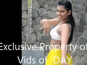 Sexy Indian Girl dancing in sports bra pakistan ki bf dikhao