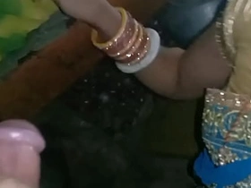 Desi gau ki barati me maal ko patake chudai kiya ghori banakar saree uthake ke Anal sexy videos ke xxx hot videos romantic indian