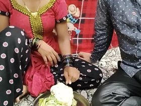 इंडियन मेड सब्जी काट रही तब उसका साहब आया और उसको जबरदस्त चोदा xxxxx love hot
