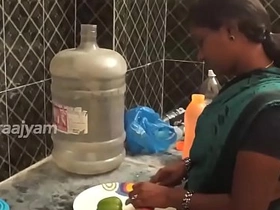 amma ilatha pothu&comma; magan velaikariudan xxx desi khet me chudai