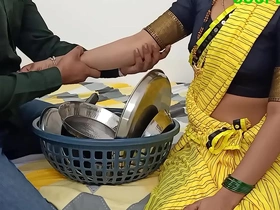 बरतन बेचने आए महीला को लालच देकर चुपके से बसाया अंदर जाके चोदाई कर दिया porn xxx video com