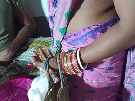 अंडे बेचने वाले ने घर में अकेली भाभी की जबरदस्ती चुदाई की XXX Bhabhi Sex prone pose xxx