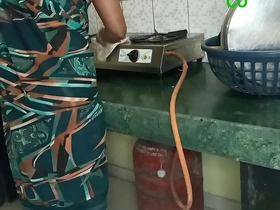 रूम में बुला रहा था मुझसे रहा नहीं गया किचन में जाकर चुदाई कर डाली देसी गर्ल्स xxx वीडियो