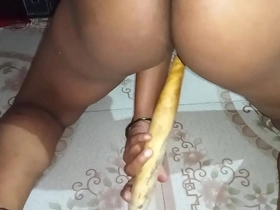 आशु मुंबई ने चूत के अंदर बेलन डाला बेलन से अपना पानी निकाला indian stripchat xxx videos