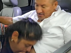 Aly le da una mamada ensalivada en el carro, es la mejor chupando verga! xxx famosas videos