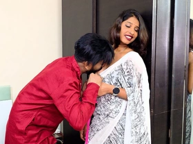 Indian Tamil Girl and Tailer Chum Very Good Sexy Chudai Hindi Audio
