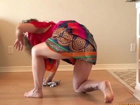 दाई मां को पलंग के नीचे फसाया और उसकी गांड और भोसडा चोद दिया indian stap mom xxx videos